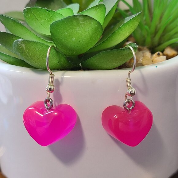 Handmade Resin Pink Heart Dangle Drop Earrings NEW Ladies Lightweight Casual - Picture 1 of 6